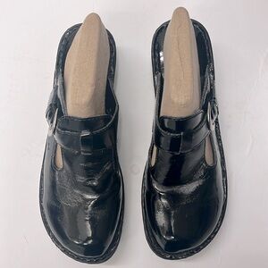 boc Women 10M Black Faux Patent Leather Buckle Classic Slide Mules Clogs